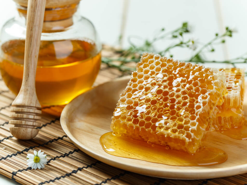 5 beneficios de la miel con propóleo para el manejo de la gripa